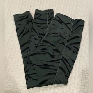 Athleta Salutation Stash Pocket Black and Gray Tiger Print Size ST like new